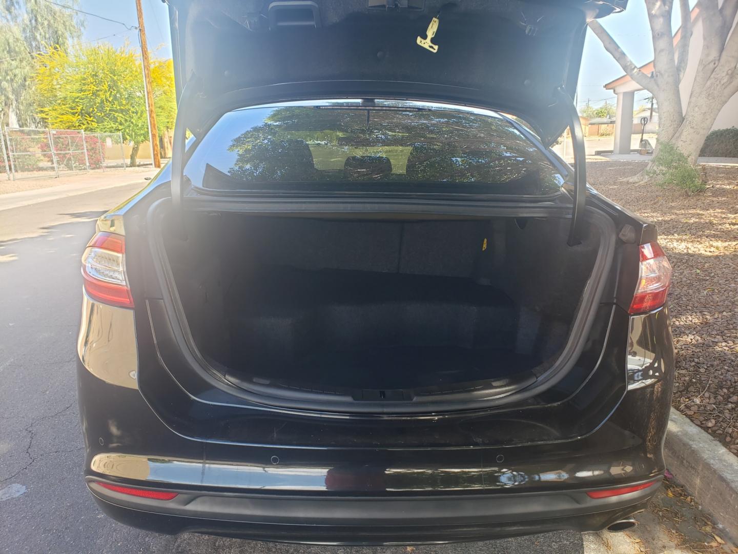 2014 /gray and black Ford Fusion Hybrid SE (3FA6P0LU3ER) with an 2.0L L4 DOHC 16V engine, 6-Speed Automatic Overdrive transmission, located at 323 E Dunlap Ave., Phoenix, AZ, 85020, (602) 331-9000, 33.567677, -112.069000 - 2014 Ford Fusion SE Hybrid......EXCELLENT condition,....ONLY 110K MILES!!!..... A Real Must See!!.... No accidents, Power everything, Touch screen Stereo/cd player, Phone sync, Bluetooth, Satellite compatible, Backup camera, Navigation, Ice cold ac, Clean Gray and Black interior with Black cloth sea - Photo#16